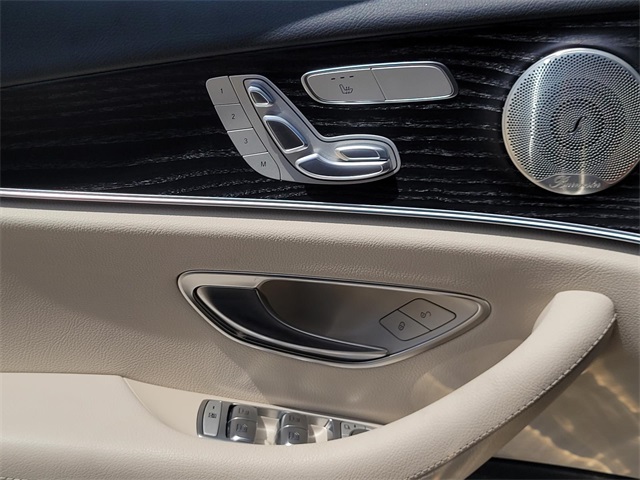 Vehicle image 25 of 35