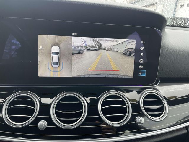 Vehicle image 22 of 32