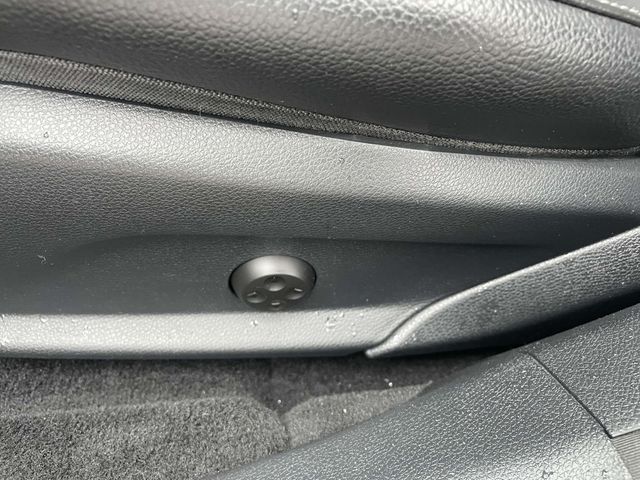 Vehicle image 19 of 32