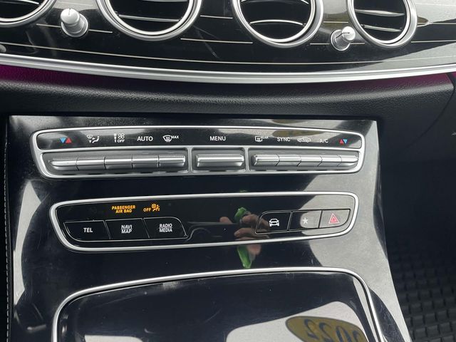 Vehicle image 23 of 32
