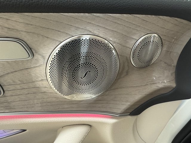 Vehicle image 26 of 32