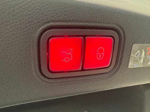 Vehicle image 23 of 32