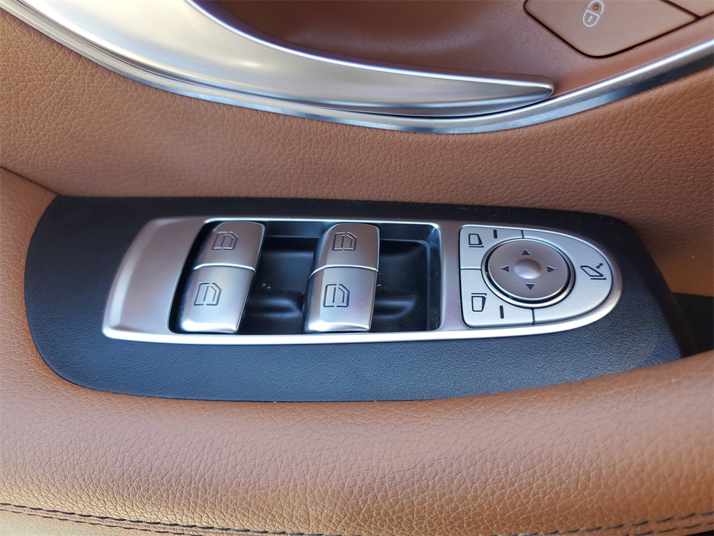 Vehicle image 33 of 40