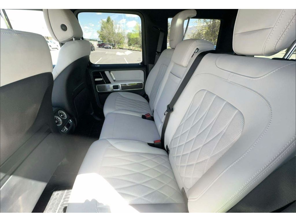 Vehicle image 17 of 19