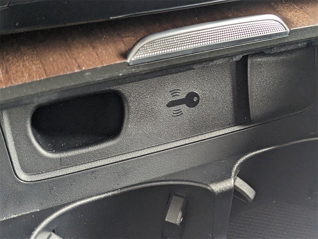 Vehicle image 23 of 30