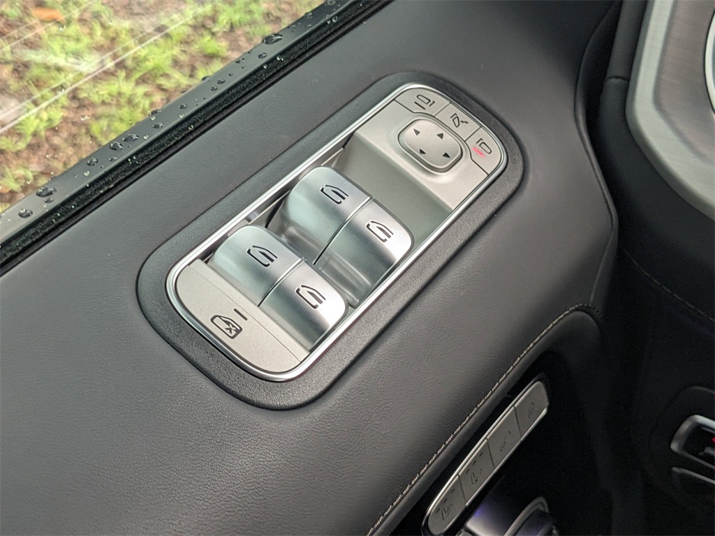 Vehicle image 25 of 30