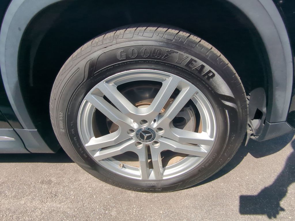 Vehicle image 23 of 25