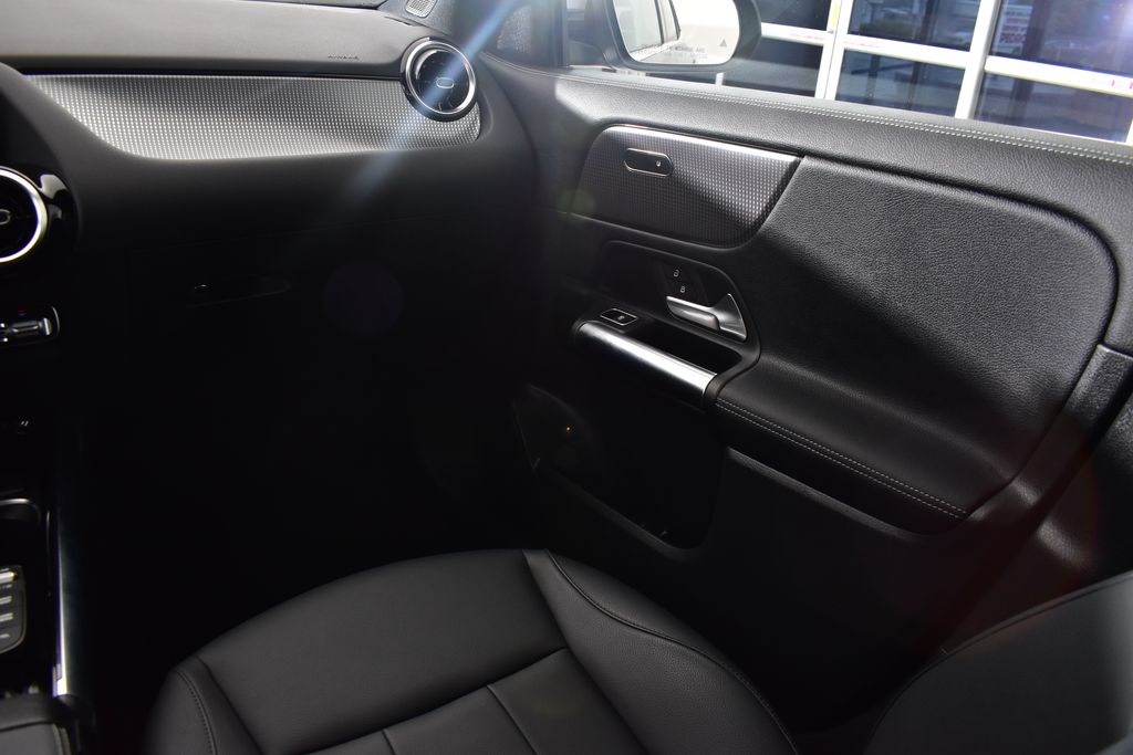 Vehicle image 33 of 36