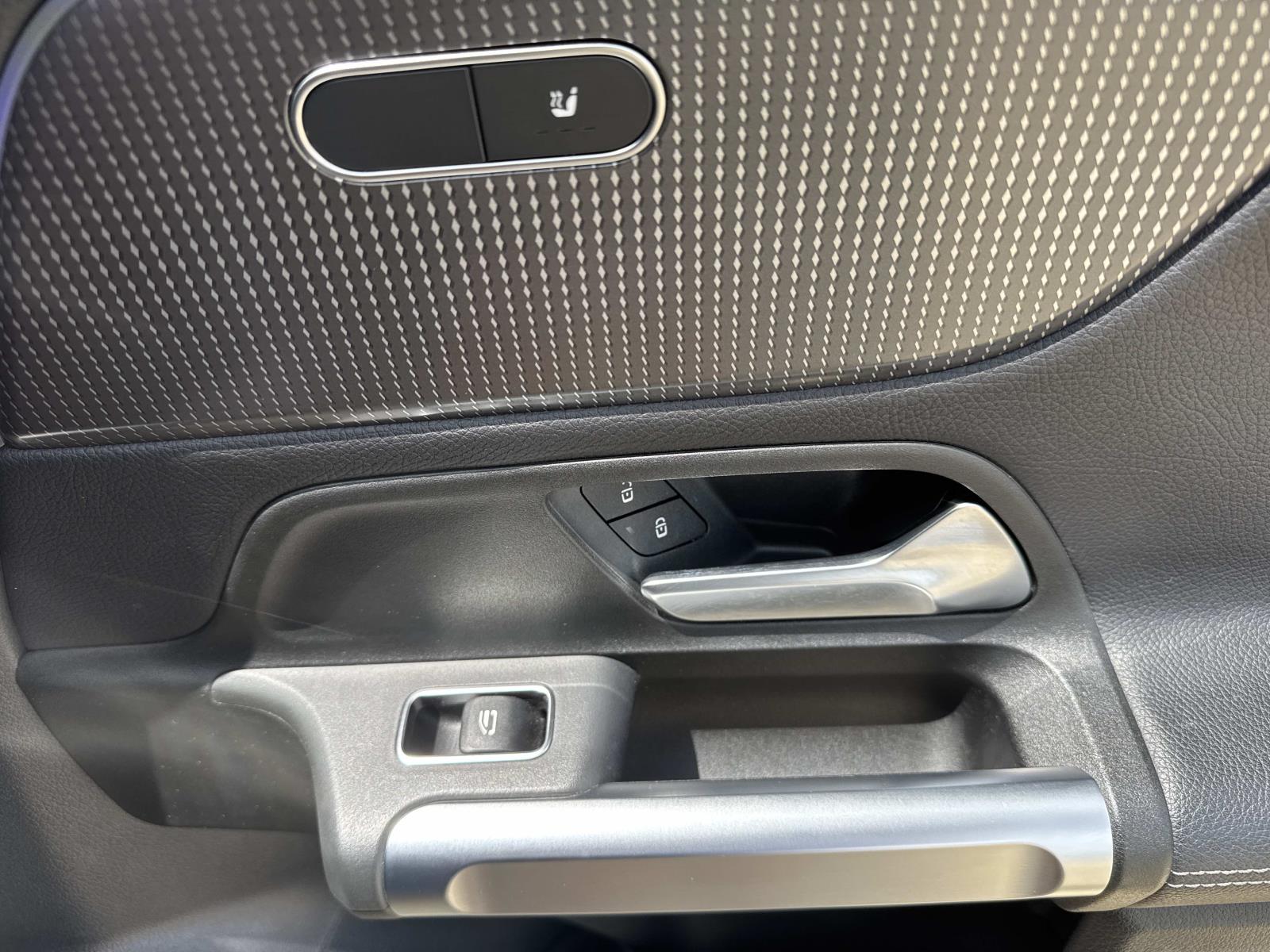 Vehicle image 23 of 27
