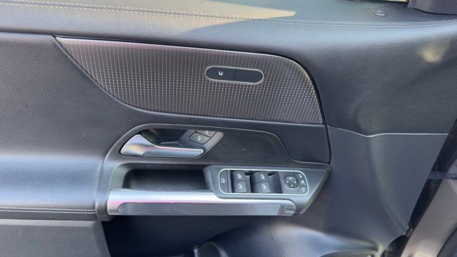 2022 Mercedes-Benz GLB 250 Image 11 of 17