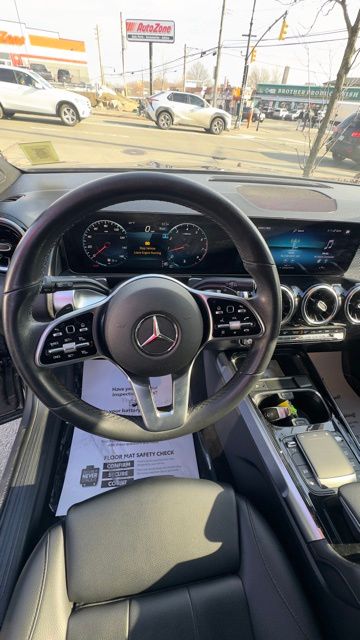 2022 Mercedes-Benz GLB 250 Image 8 of 17