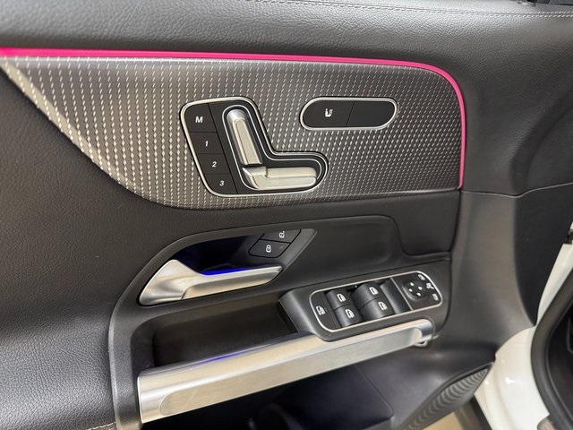 Vehicle image 21 of 28