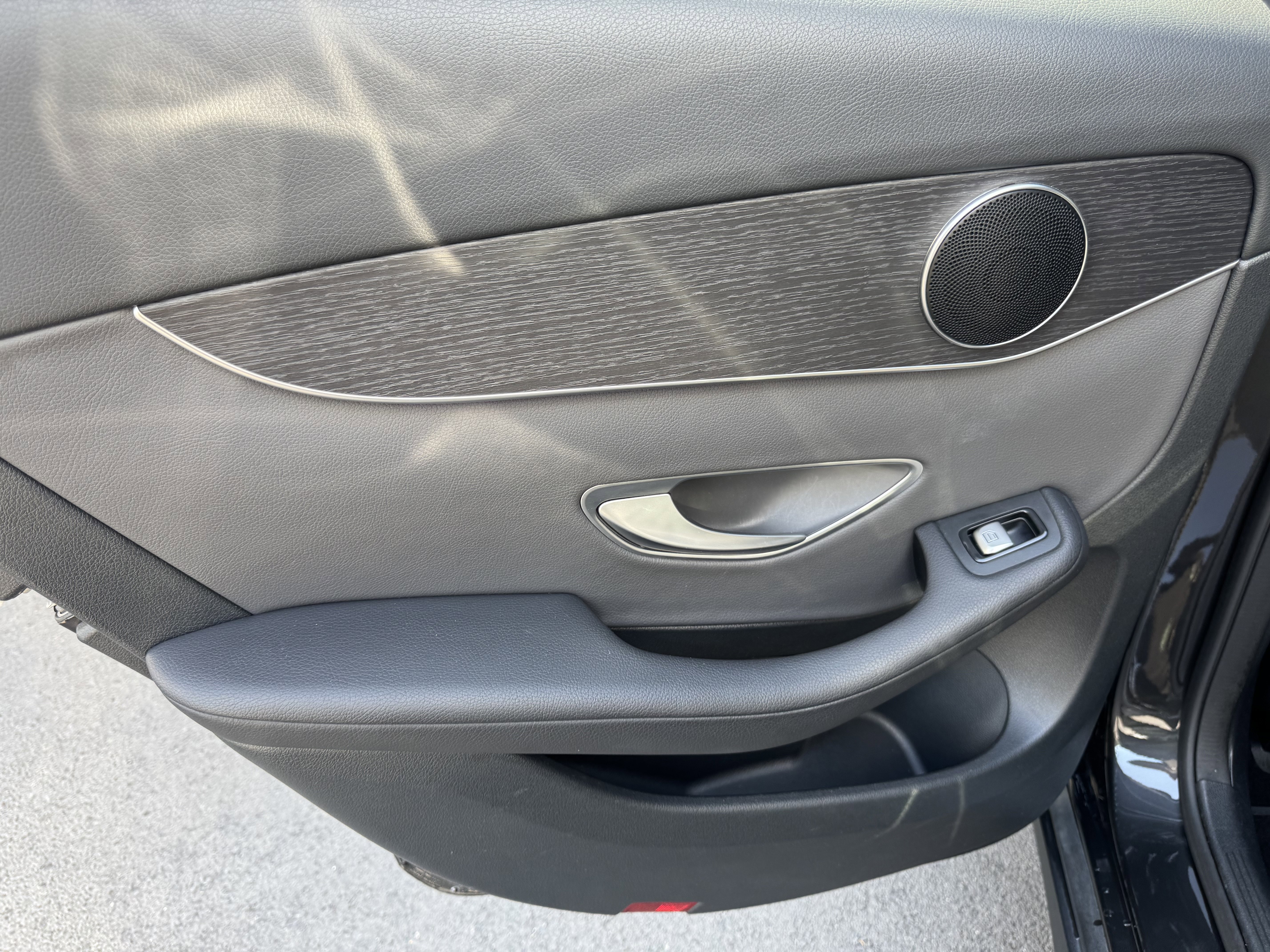 Vehicle image 17 of 32