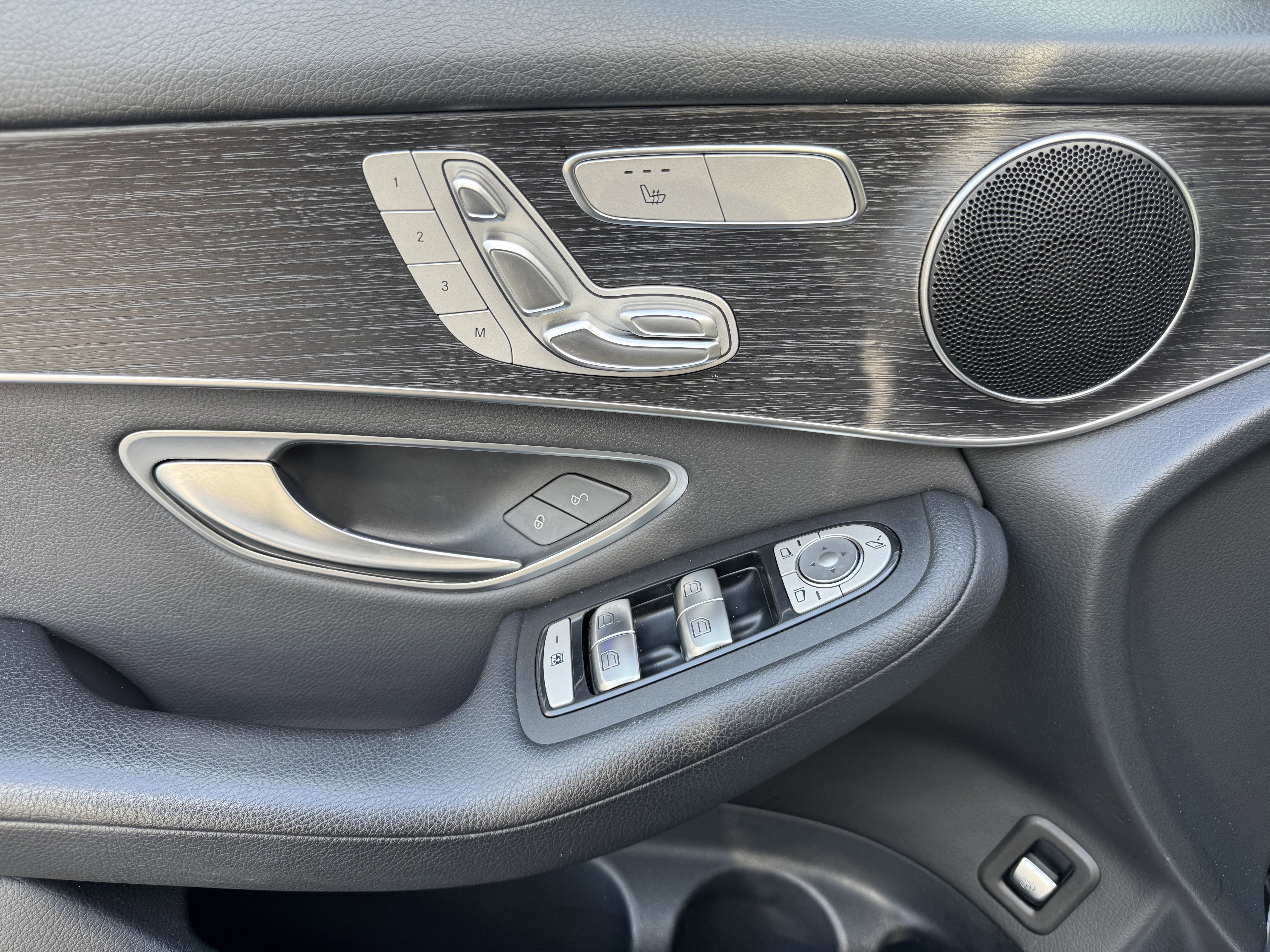 Vehicle image 18 of 32