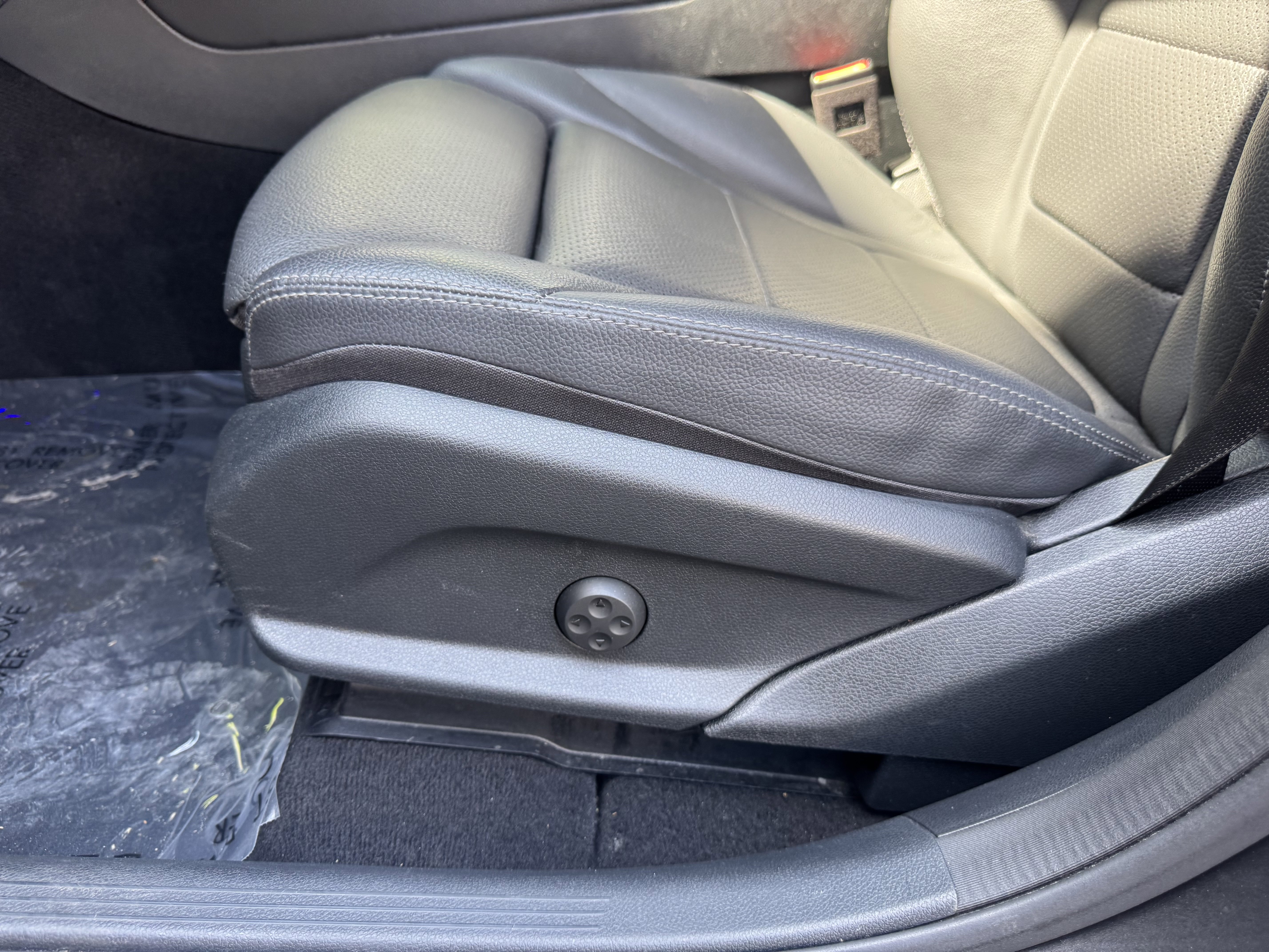 Vehicle image 28 of 32