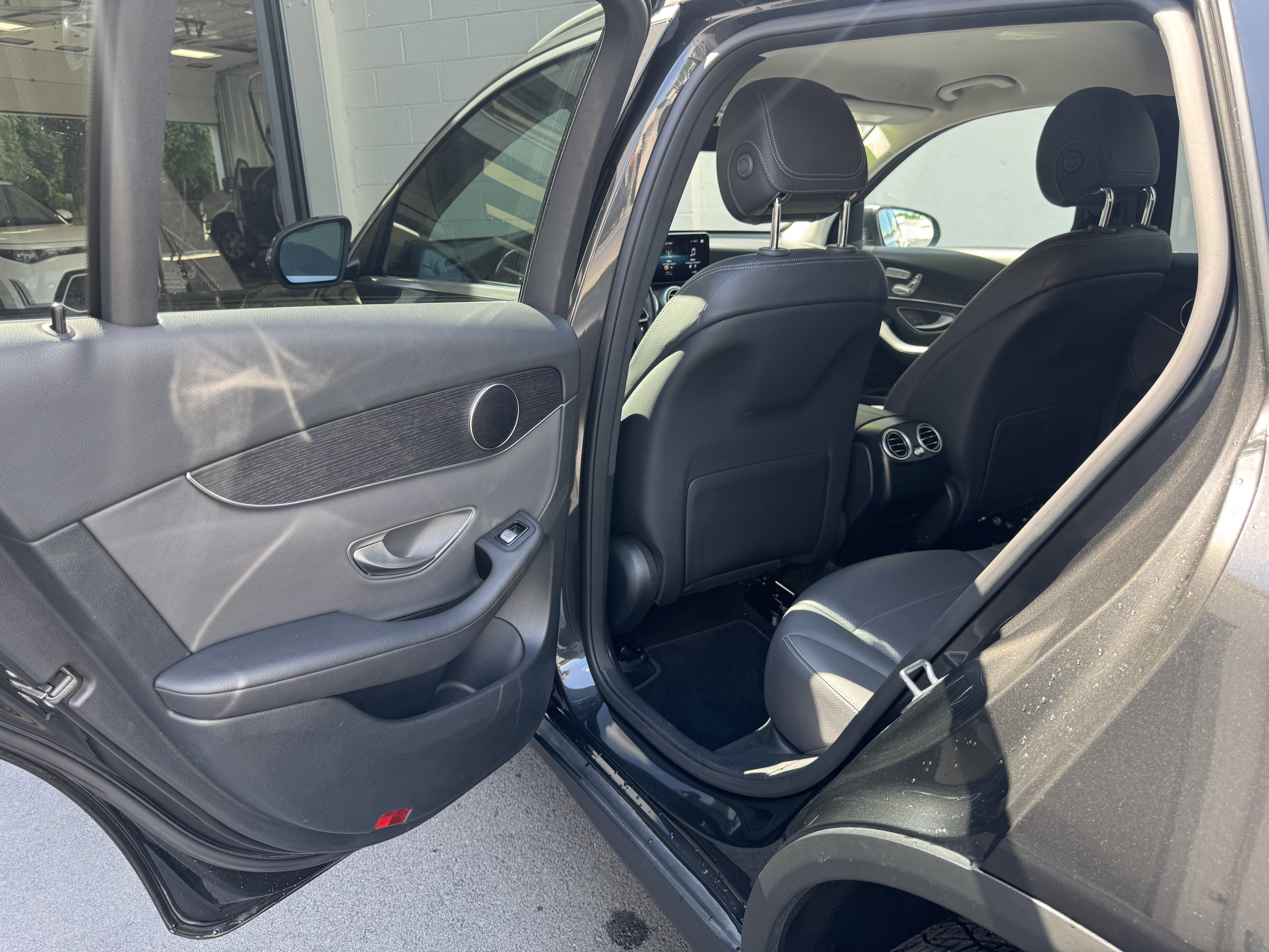 Vehicle image 10 of 32