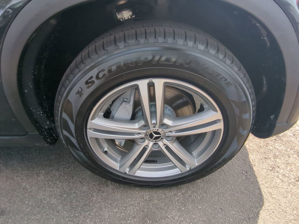 Vehicle image 23 of 25