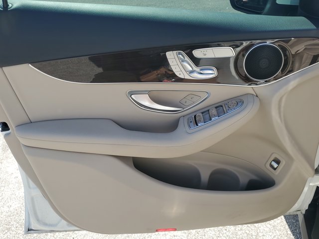 Vehicle image 14 of 31