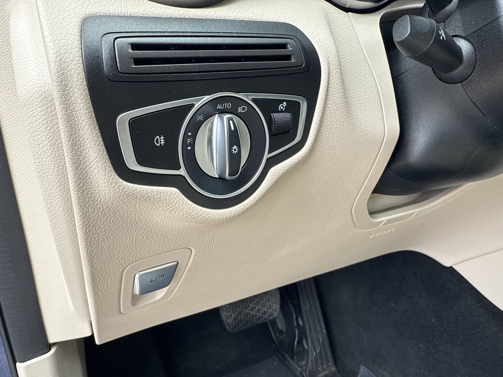 Vehicle image 23 of 27