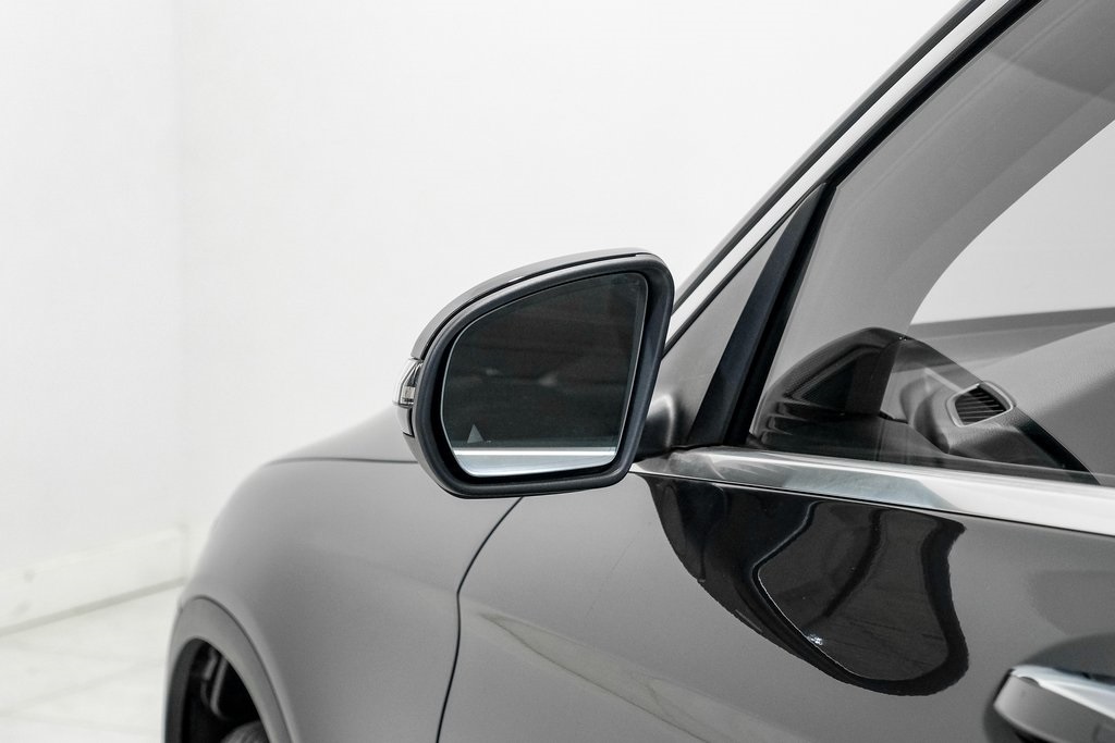 Vehicle image 33 of 60