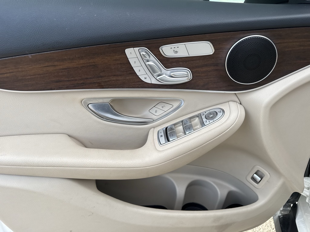 Vehicle image 22 of 29