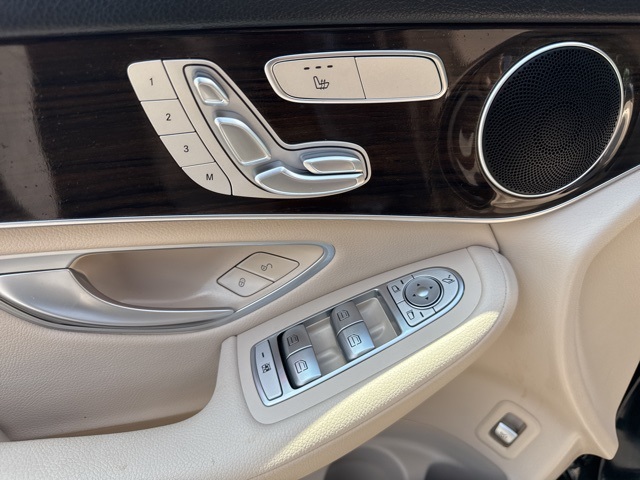 Vehicle image 22 of 28
