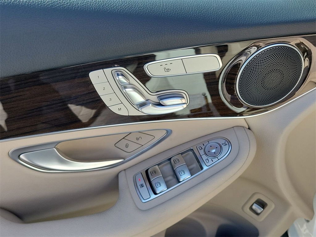 Vehicle image 24 of 30