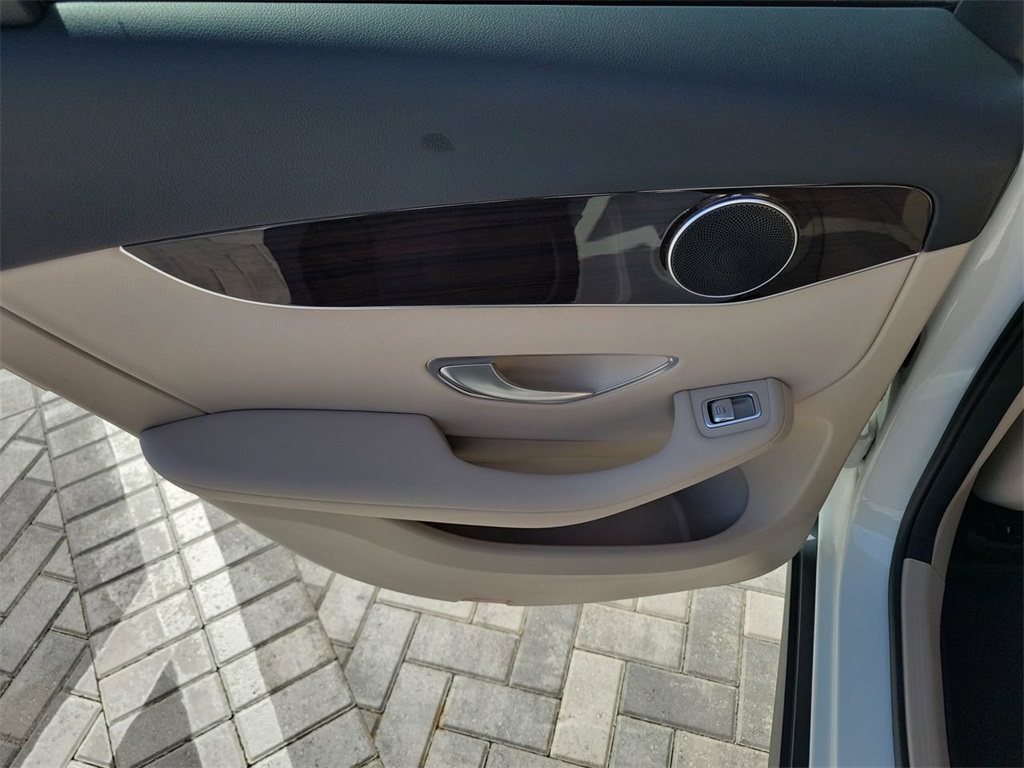 Vehicle image 22 of 30