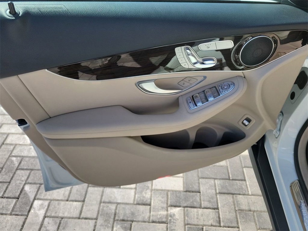 Vehicle image 21 of 30