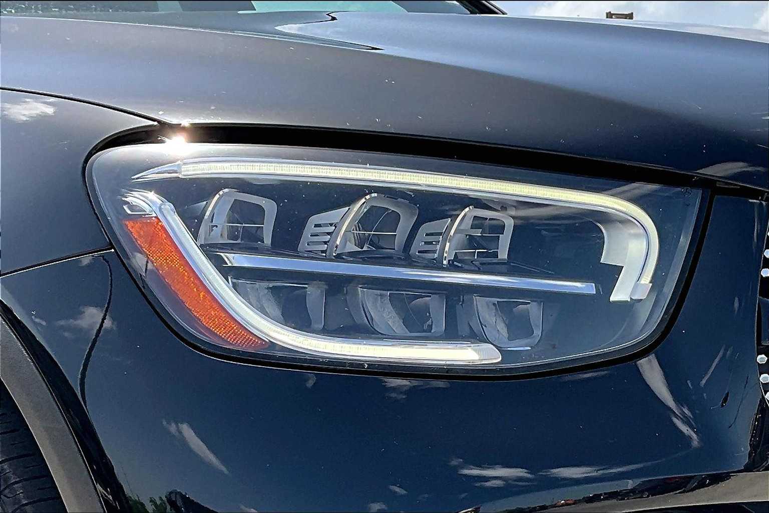 Vehicle image 21 of 33