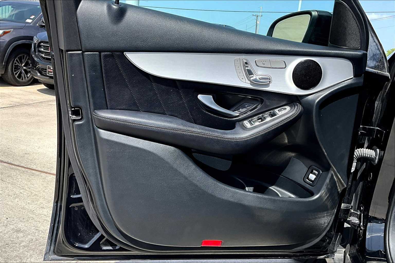 Vehicle image 19 of 33