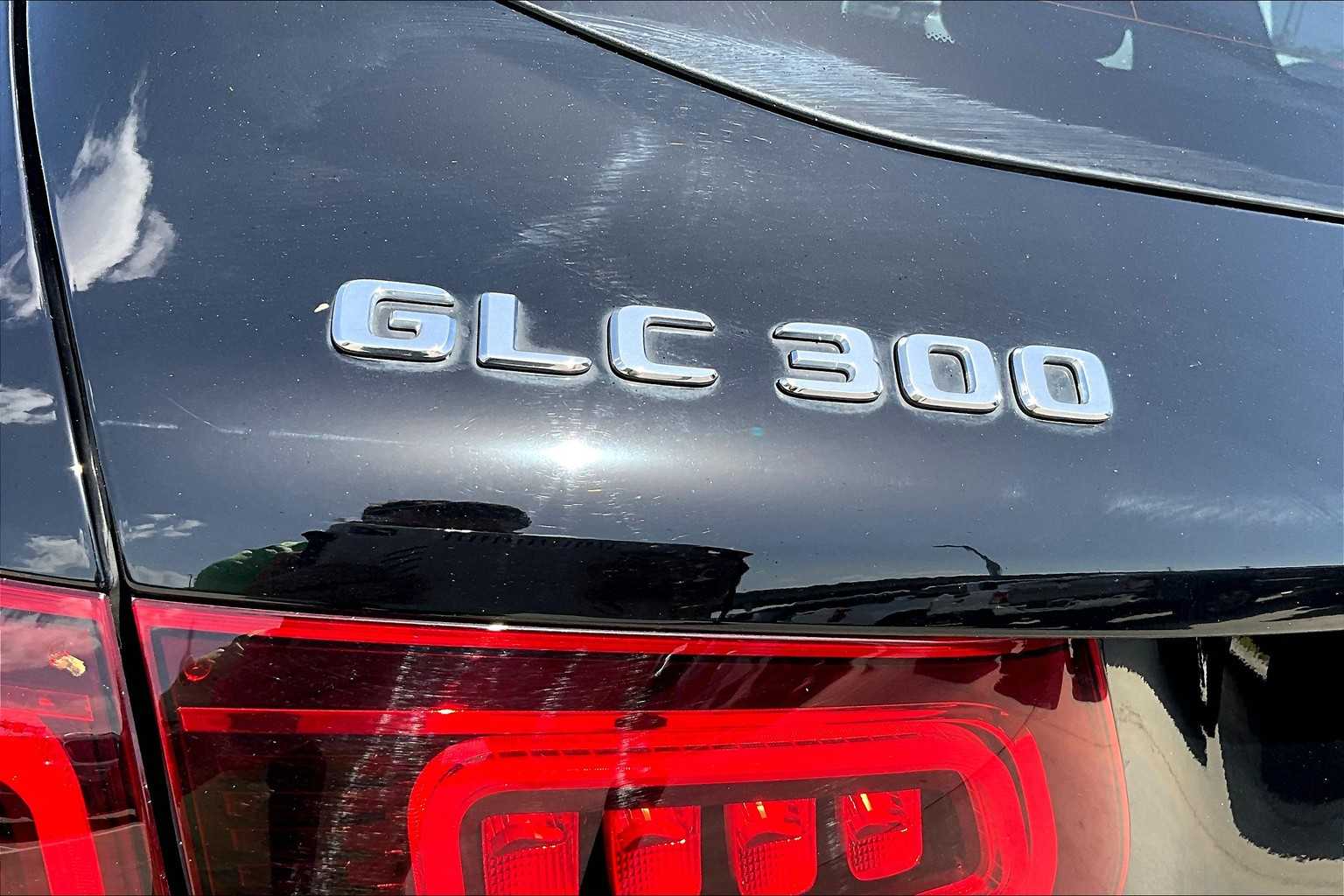 Vehicle image 27 of 33