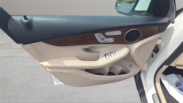 Vehicle image 21 of 30