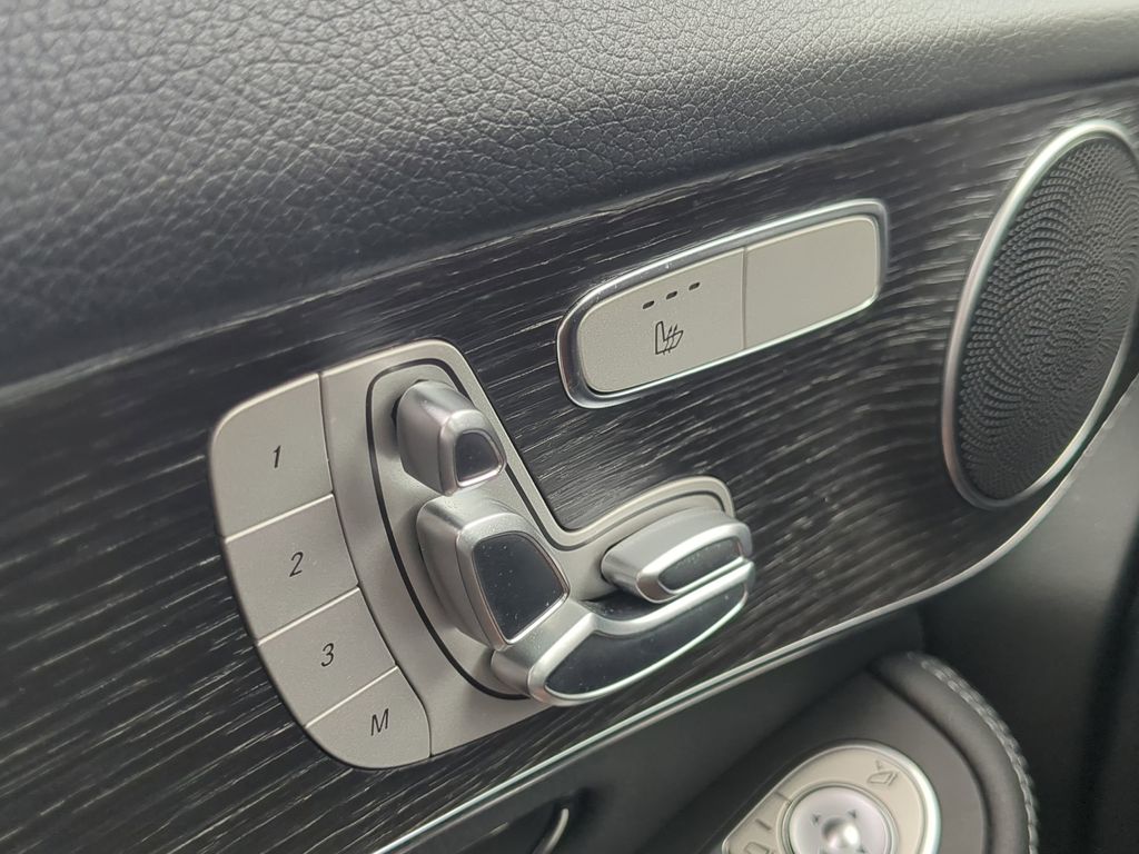 Vehicle image 16 of 25