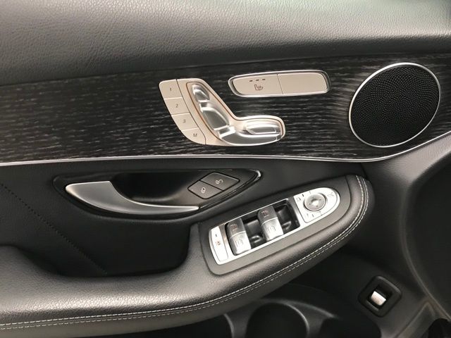 Vehicle image 26 of 37