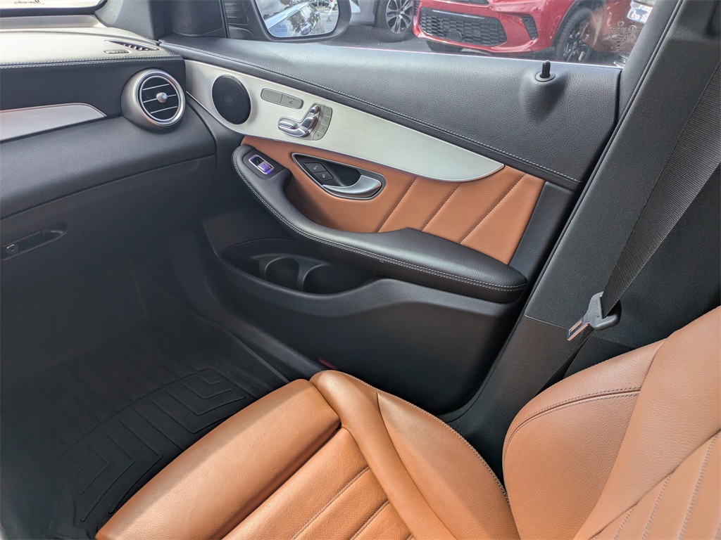 Vehicle image 27 of 34