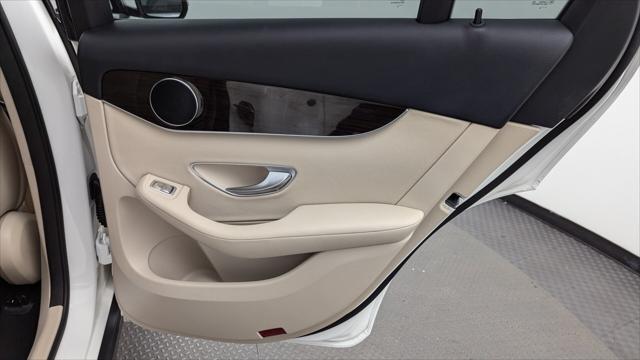 Vehicle image 24 of 31