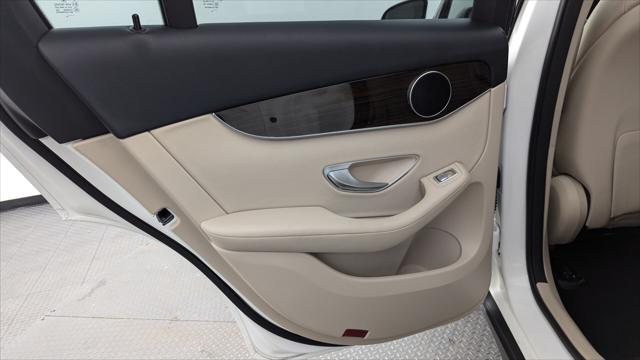 Vehicle image 23 of 31