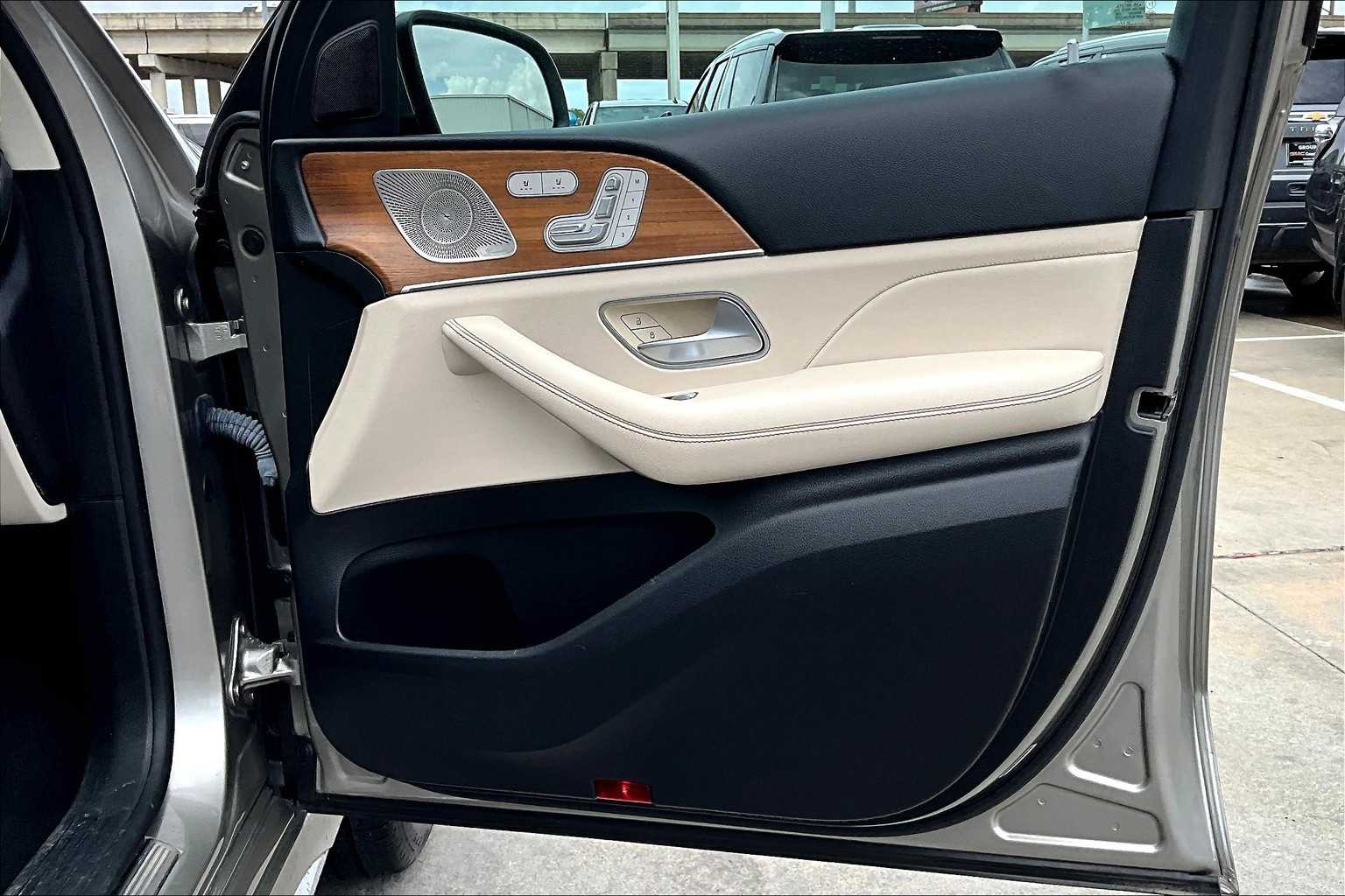 Vehicle image 23 of 36