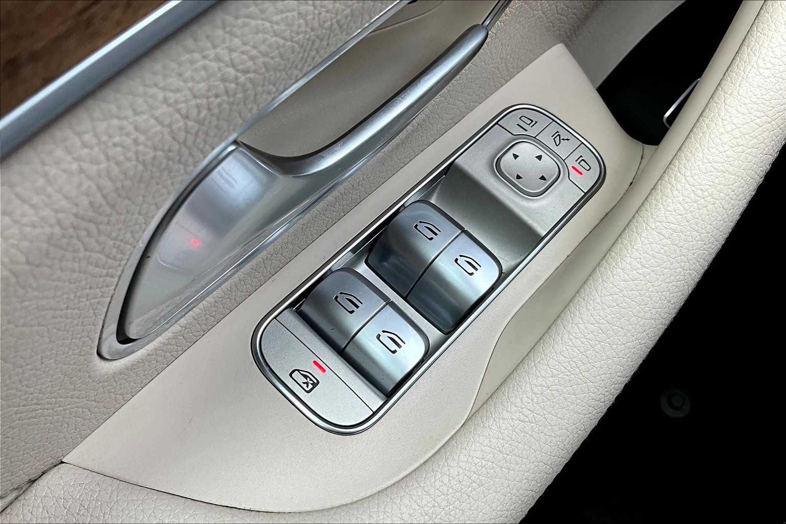 Vehicle image 27 of 36