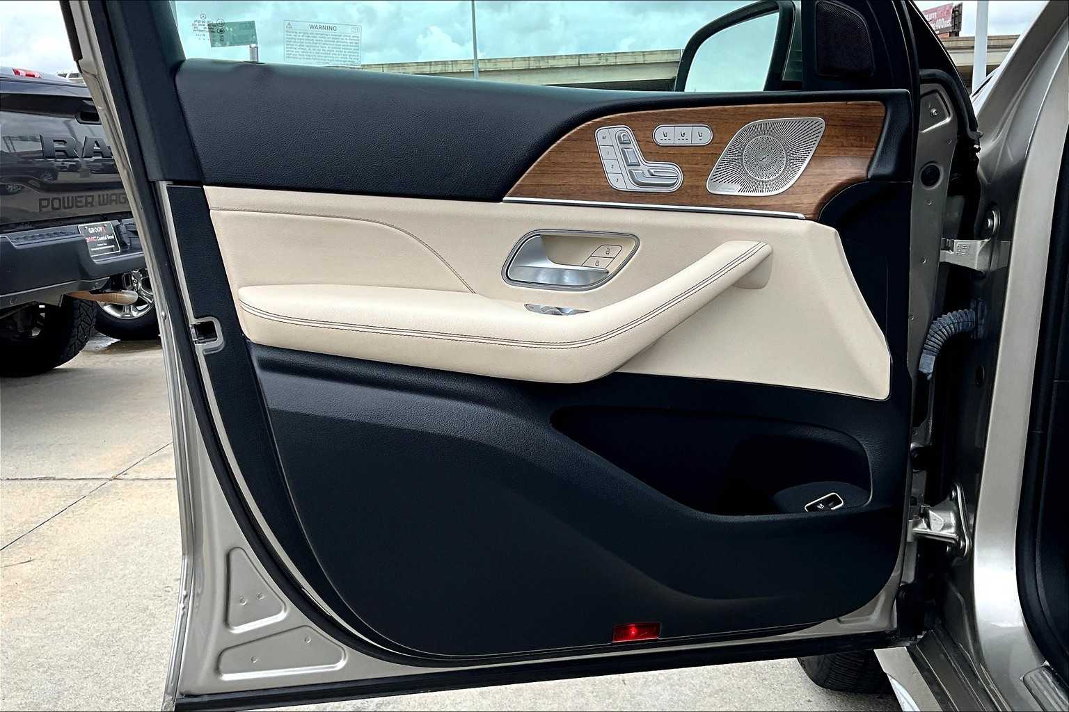 Vehicle image 24 of 36