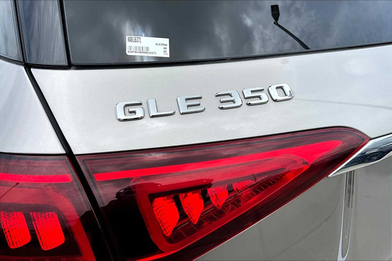 Vehicle image 33 of 36