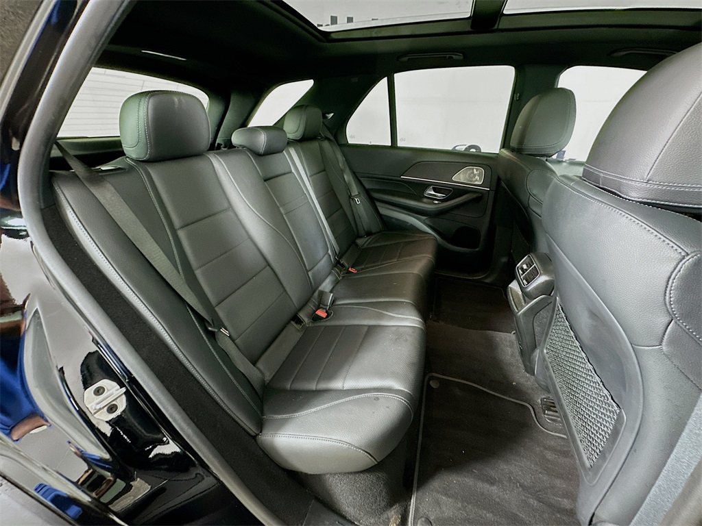 Vehicle image 13 of 34