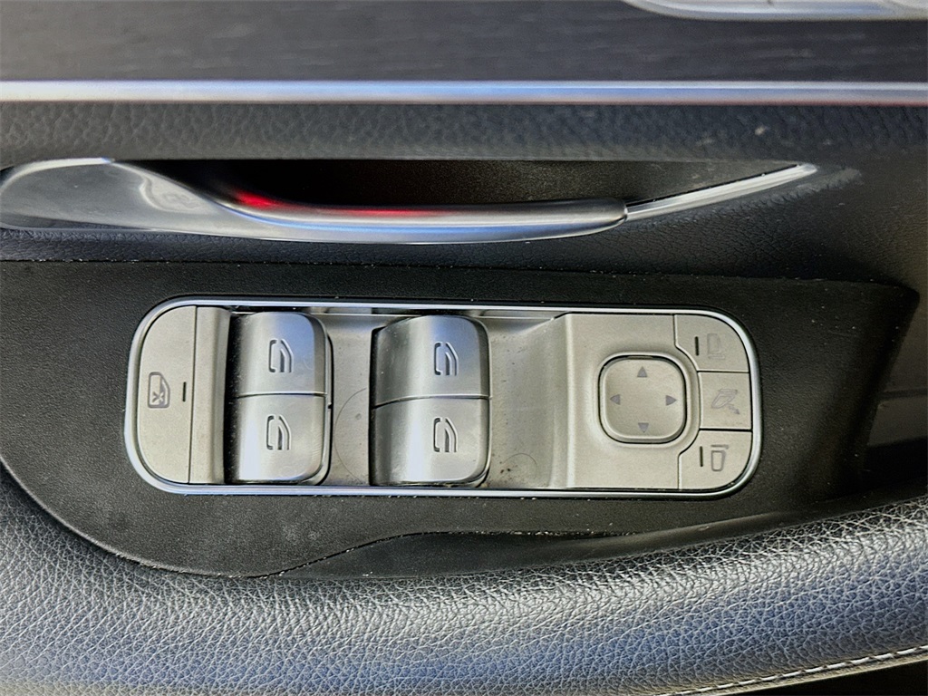Vehicle image 32 of 34