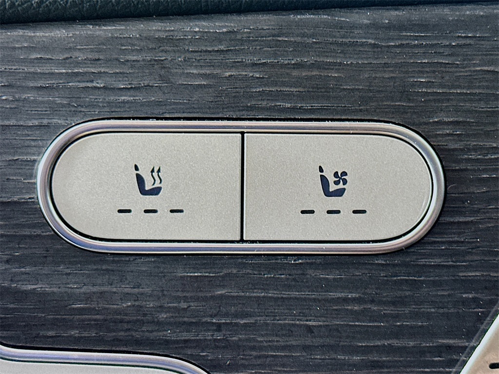 Vehicle image 27 of 34