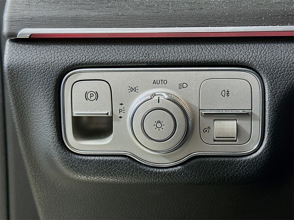 Vehicle image 31 of 34