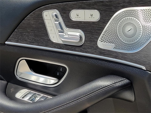 Vehicle image 23 of 32