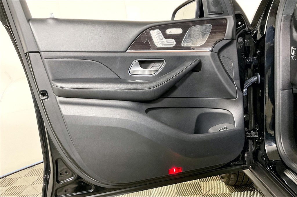 Vehicle image 21 of 29