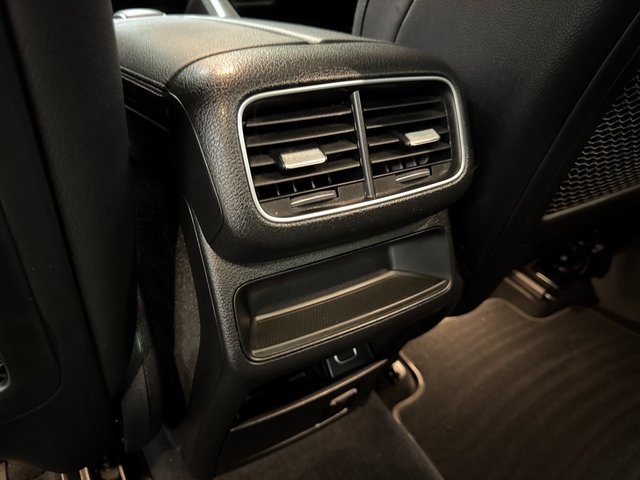 Vehicle image 21 of 28