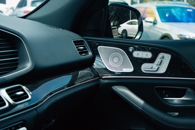 Vehicle image 13 of 17